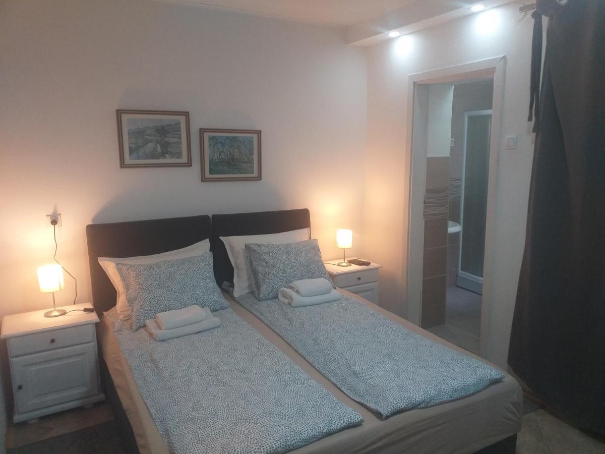 Zeravica Rooms B&B เซรมสกี คาร์ลอฟซี ภายนอก รูปภาพ