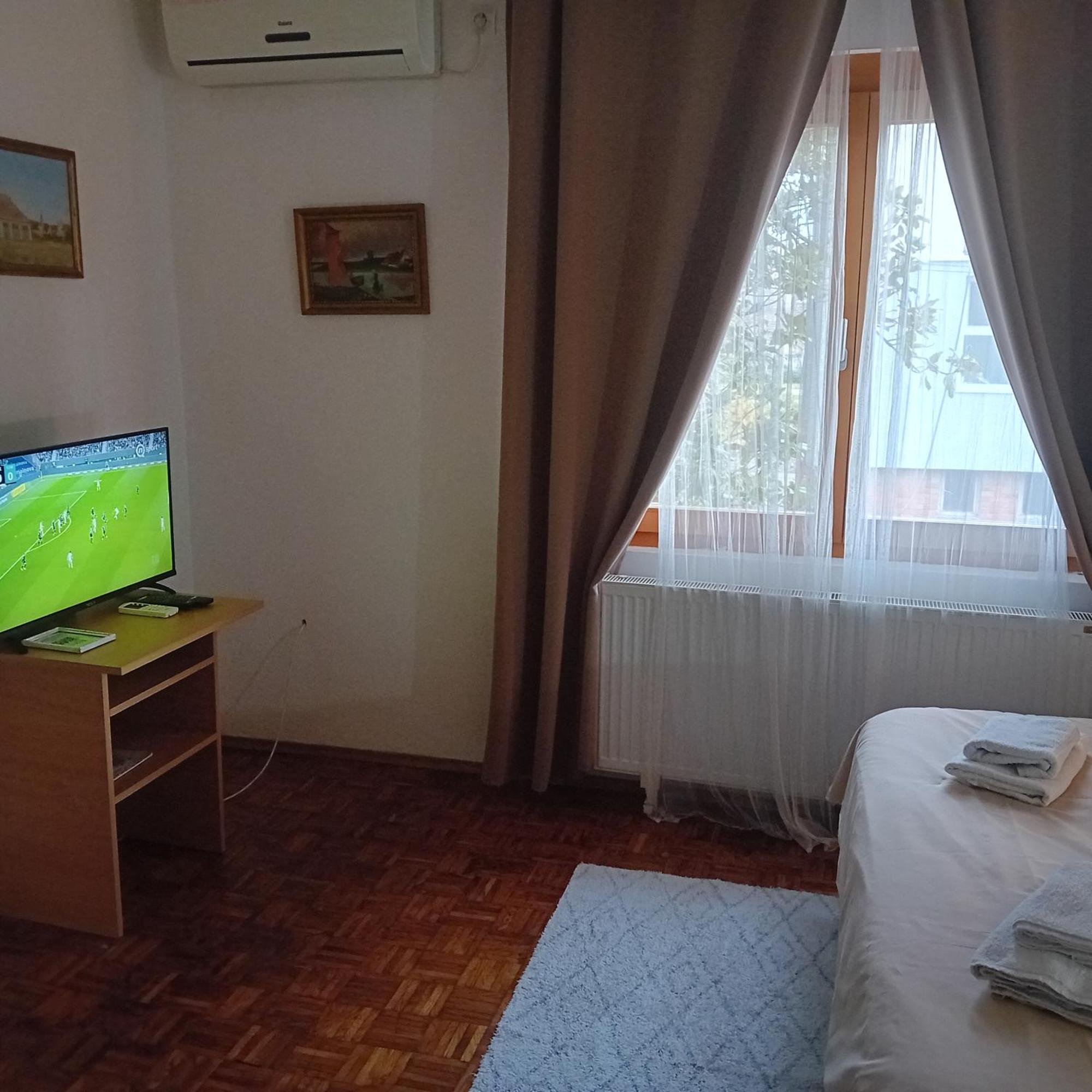 Zeravica Rooms B&B เซรมสกี คาร์ลอฟซี ภายนอก รูปภาพ